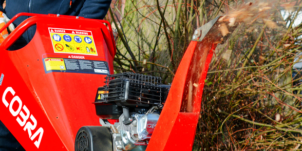 WOOD CHIPPERS & GARDEN SHREDDERS